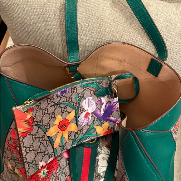Gucci Flora Print Green Tote Bag used with wearing - Picture 2 of 8
